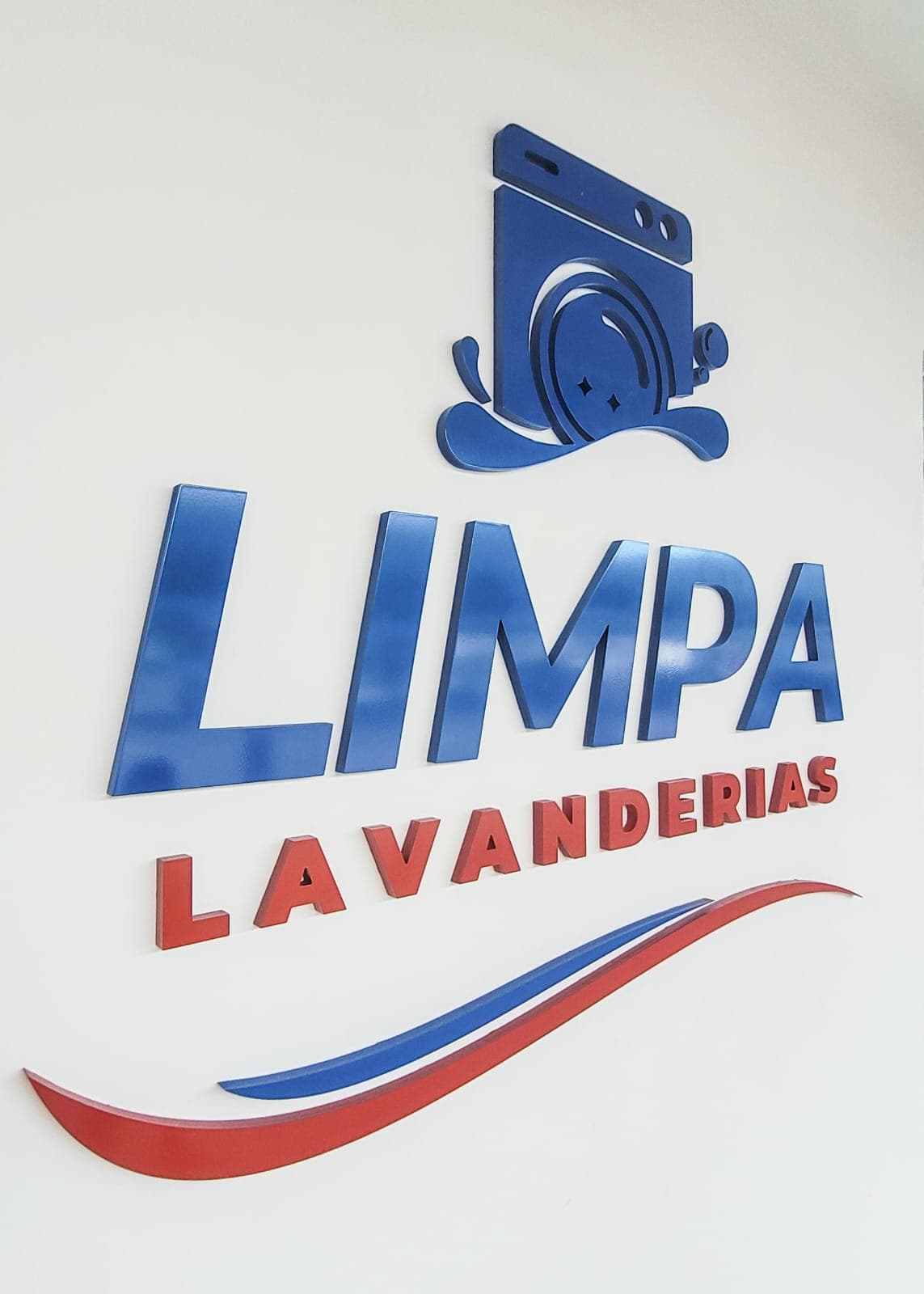Letreiro LIMPA LAVANDERIAS na parede da loja