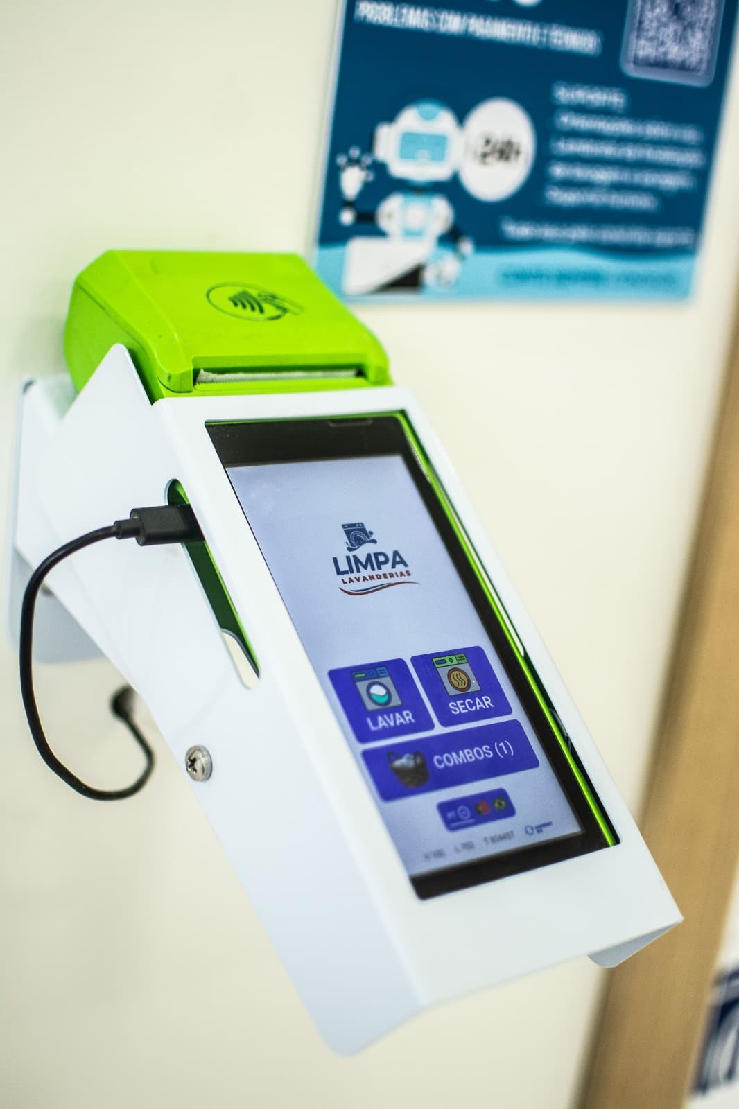 Totem de autoatendimento da LIMPA com as opções lavar, secar e combos